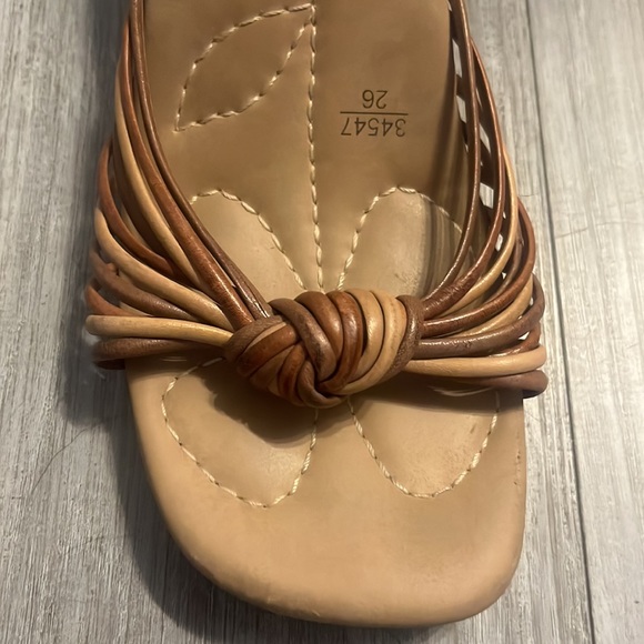 Leather heels - Picture 8 of 9